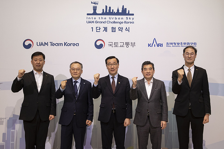 2월 22일 그랜드하얏트 서울에서 진행된 K-UAM 그랜드챌린지 1단계 실증사업 협약 이후 (왼쪽부터)현대건설 기술연구원 박영준 상무, 한국항공우주연구원 이상률 원장, 국토교통부 어명소 2차관, 현대차 AAM본부 신재원 사장, KT 경영기획부문 박종욱 사장이 기념사진을 촬영하고 있습니다.